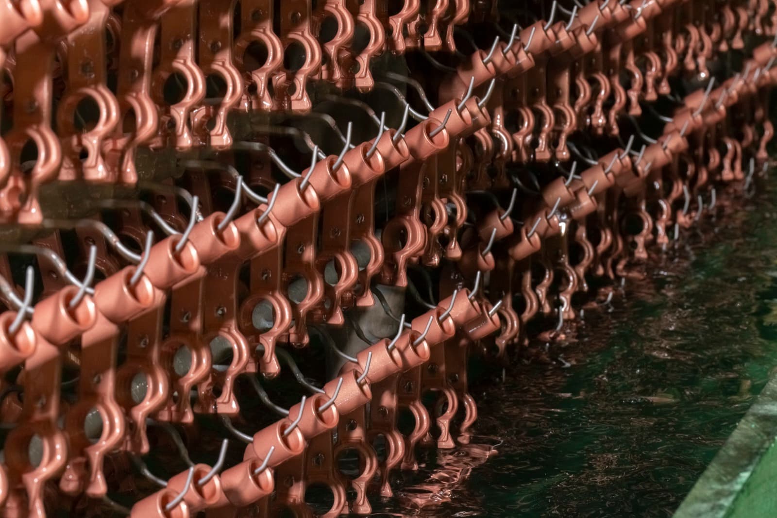 Telaio statico Supergalvanica · pezzi appesi prima dell'immersione nel bagno