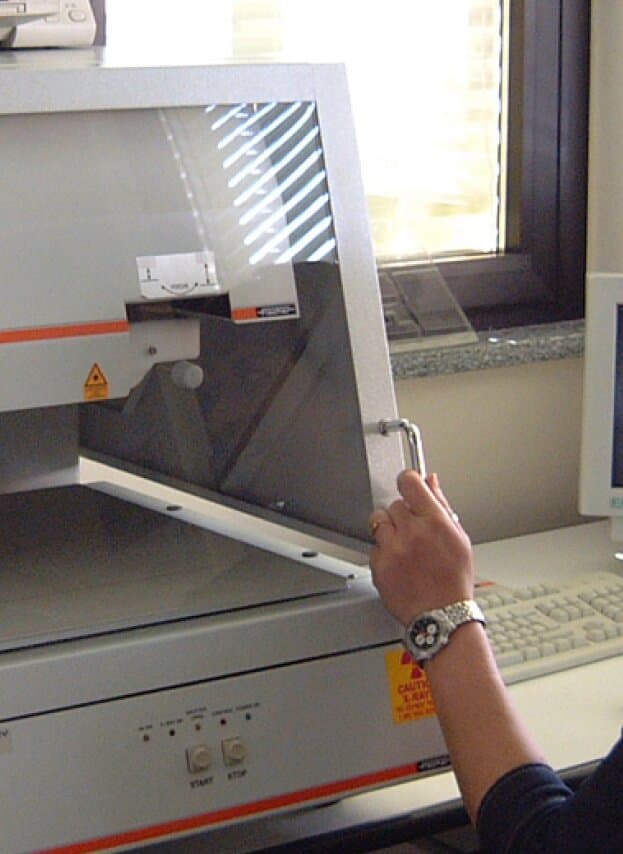 Das Röntgenfluoreszenz-Spektrometer, mit dem wir die Schichtdicken messen